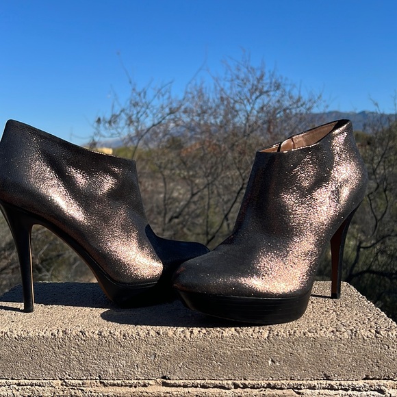 GORGEOUS New Donald J Pliner Metallic Bronze Stiletto Leather Booties 😍 - Picture 5 of 17